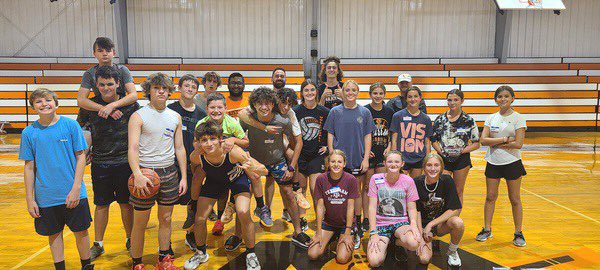 LadyWarriorBas2's tweet photo. Great first day at Warrior basketball camp! 6th-9th grade! 🏀🏀 https://t.co/OvGxPXMCqV