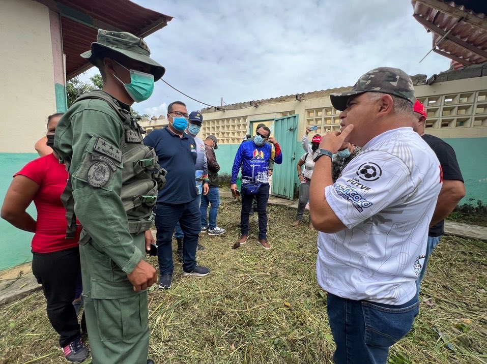 AdolfoP_Oficial's tweet photo. #11Jul Me trasladé hasta El Torrellero en el municipio Simón Planas para atender la afectación en el techo del ambulatorio tipo II que se desprendió debido al fuerte viento causado por la onda tropical 16. @AngelPradoSP https://t.co/9fsIuR1sRO