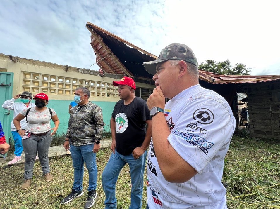 AdolfoP_Oficial's tweet photo. #11Jul Me trasladé hasta El Torrellero en el municipio Simón Planas para atender la afectación en el techo del ambulatorio tipo II que se desprendió debido al fuerte viento causado por la onda tropical 16. @AngelPradoSP https://t.co/9fsIuR1sRO
