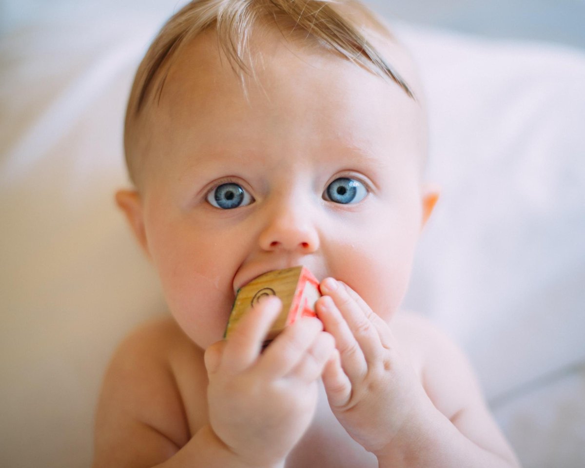 VisionMakers_'s tweet photo. Newborns have blurry #vision for the first 4 months that develops over time, but they do love to focus on your face (especially your eyes) as you hold them. 

It takes a baby about 4 months to fully see colors and distant objects.  #eyefacts #newborneyes #eyes https://t.co/KJpwBaaDHO
