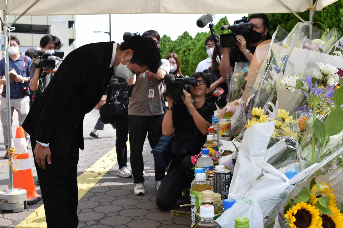 nara_np's tweet photo. 安倍元首相に当選報告 奈良の献花台で自民・佐藤氏 - 安倍元首相銃撃
https://t.co/VgJBhVoYAh

#nara_np #奈良新聞 #奈良県選挙区 #佐藤啓 #参院選 https://t.co/EjvosIpeLp