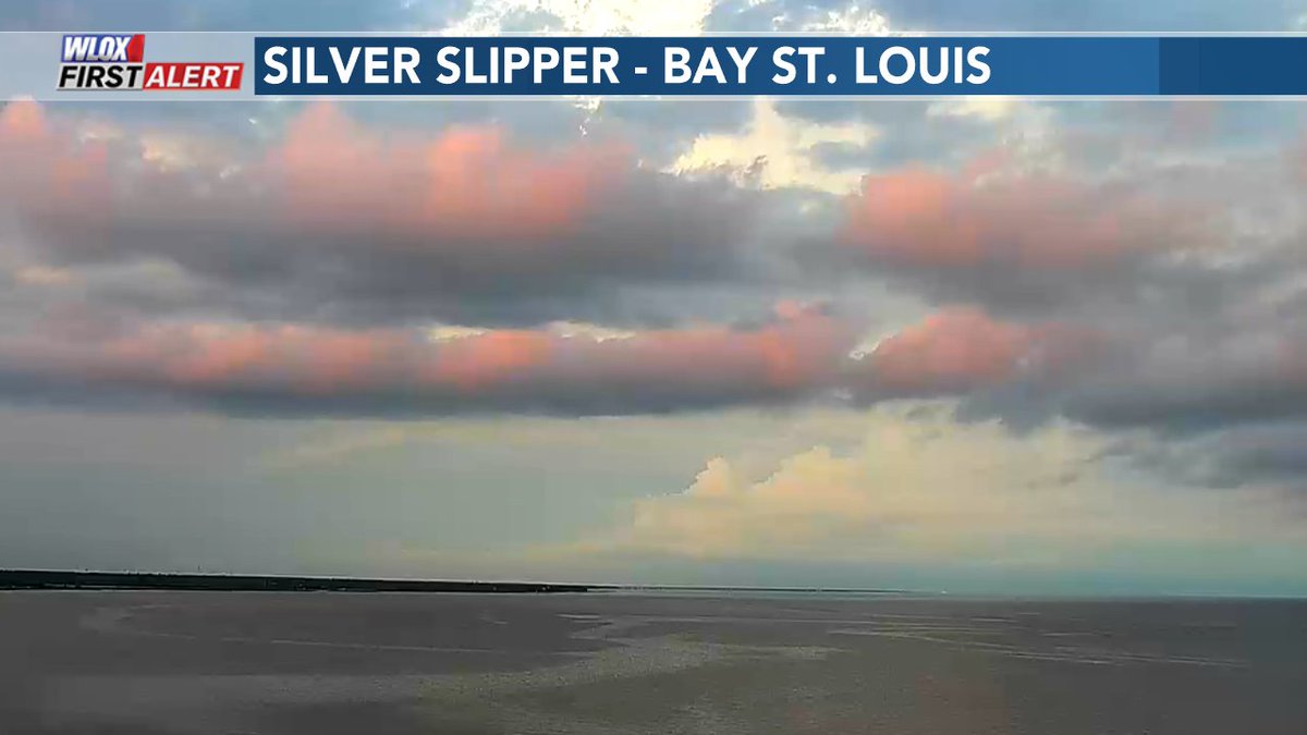carrieduncanwx's tweet photo. While it's storming in parts of South Mississippi, it is like cotton candy clouds are floating over the Mississippi Sound in Hancock County. #mswx #silverslipper #secretcoast https://t.co/ac5SaN45zT