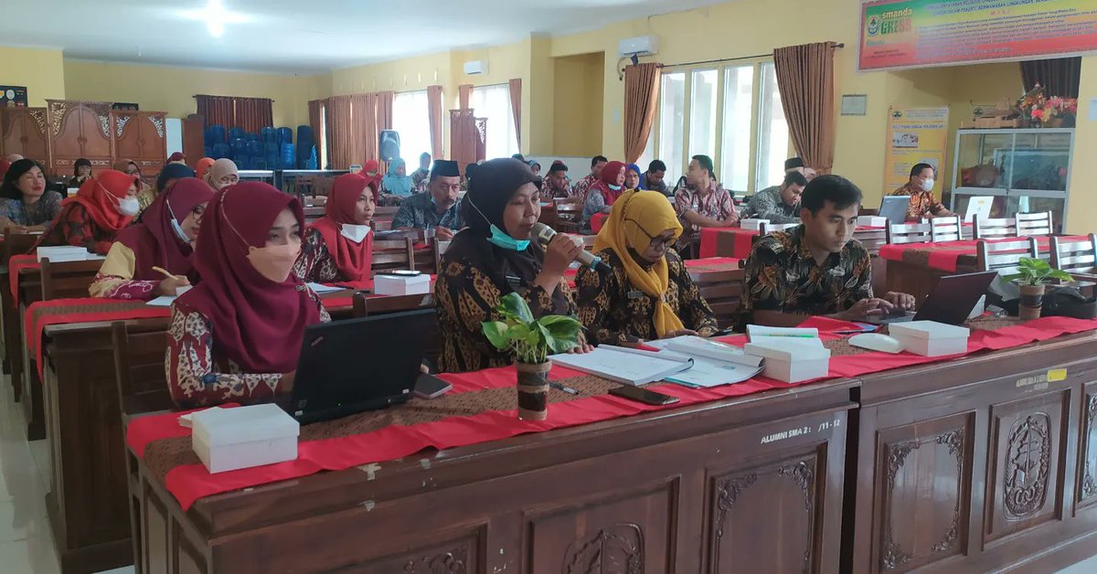 smanda_demak's tweet photo. Kegiatan IHT Implementasi Kurikulum Merdeka diselenggarakan di SMAN 2 Demak dengan menghadirkan pembicara dari SMAN 1 Mranggen

-Demak, 8 Juli 2022

Smanda, siap, jaya, berprestasi! 
@cabdindikwil2 @pdkjateng @bkdjatengprov  
#kurikulummerdeka #merdekabelajar #SMAN2DEMAK https://t.co/q2OdbG8MP4