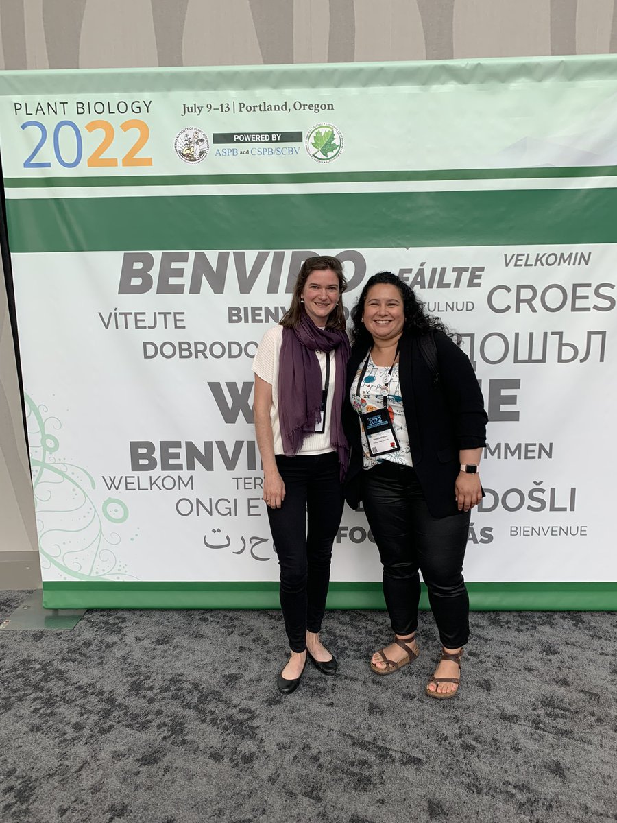 Graduate student @bianca_serda and Postdoc Stephanie Schmiege at #PlantBio2022