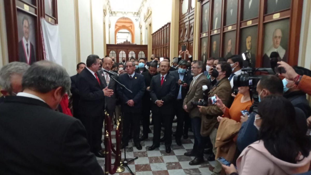 martinhidalgo's tweet photo. Manuel Merino develó un cuadro de su rostro en los pasillos del Parlamento. Con ceremonia incluida gracias a la presidenta del Congreso, María del Carmen Alva. https://t.co/IUN39vU9p6