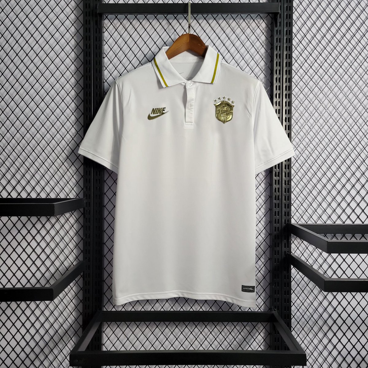 IGimports7's tweet photo. A NIKE BRINCOU NESSA CAMISA, ESTÃO PREPARADOS? 🤯😱😱🇧🇷 https://t.co/XnVUSkjANf