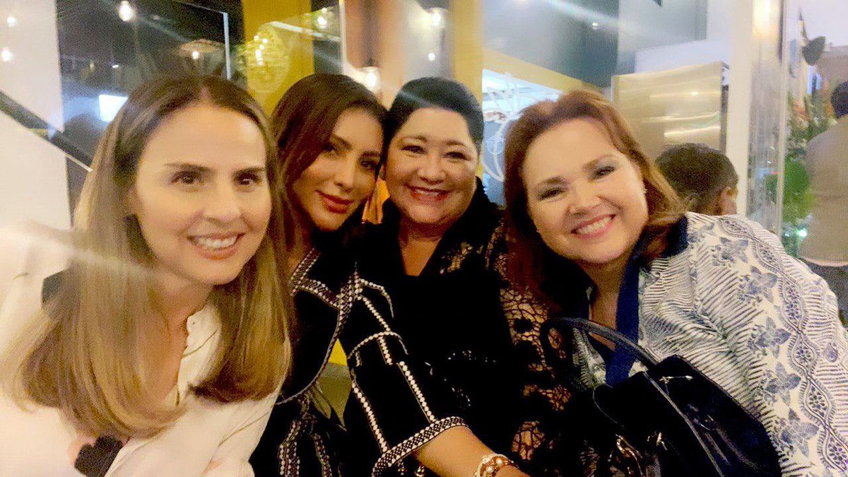 ErikaDiazFlow's tweet photo. Con grande mujeres #AmigasConMayusculas porque siempre estan conmigo, me apoyan y acompañan #Guerreras
🙏 #Solidaridad 
Gracias #Dios por tantas #bendicionescompartidas 
#gratitud ⭐️⭐️⭐️⭐️ https://t.co/yveGhoGG75
