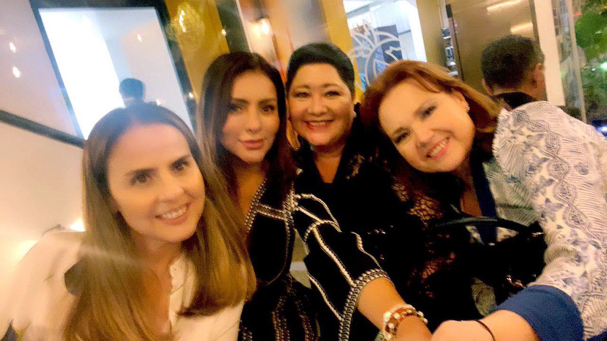 ErikaDiazFlow's tweet photo. Con grande mujeres #AmigasConMayusculas porque siempre estan conmigo, me apoyan y acompañan #Guerreras
🙏 #Solidaridad 
Gracias #Dios por tantas #bendicionescompartidas 
#gratitud ⭐️⭐️⭐️⭐️ https://t.co/yveGhoGG75