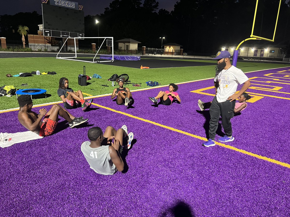 Just_RelaxBro's tweet image. Back at it! 🌊🏃🏾🏃🏾‍♀️🏃🏿🏃🏿‍♀️🏃🏾‍♂️🌊 #IRTC #FastAintFair #TheWave @CoachMyers86