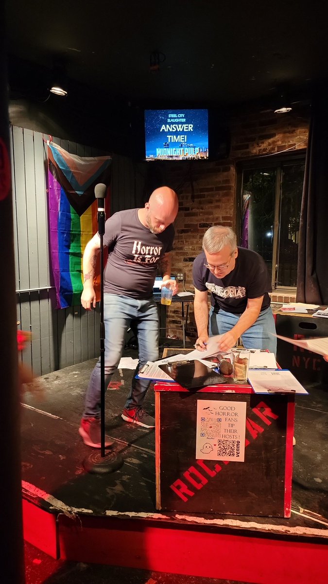 MovieKAHR's tweet photo. @FinalExamTrivia amazing hosts @tedgeoghegan and #Michaelgingold with @midnight_pulp https://t.co/jPOBwvFtUE