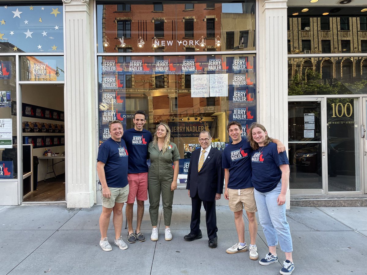 oliviaelse's tweet photo. best team in the business #NY12 @JerryNadler https://t.co/jzd8pHpTuK