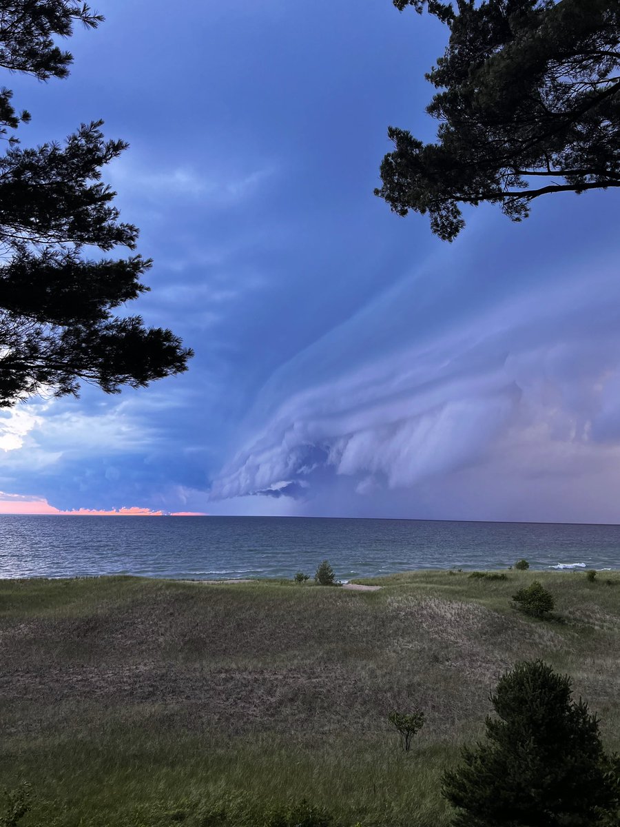 spencemccormick's tweet photo. lake michigan shelf clouds stay undefeated #wmiwx https://t.co/aKqJ2rc7Vp