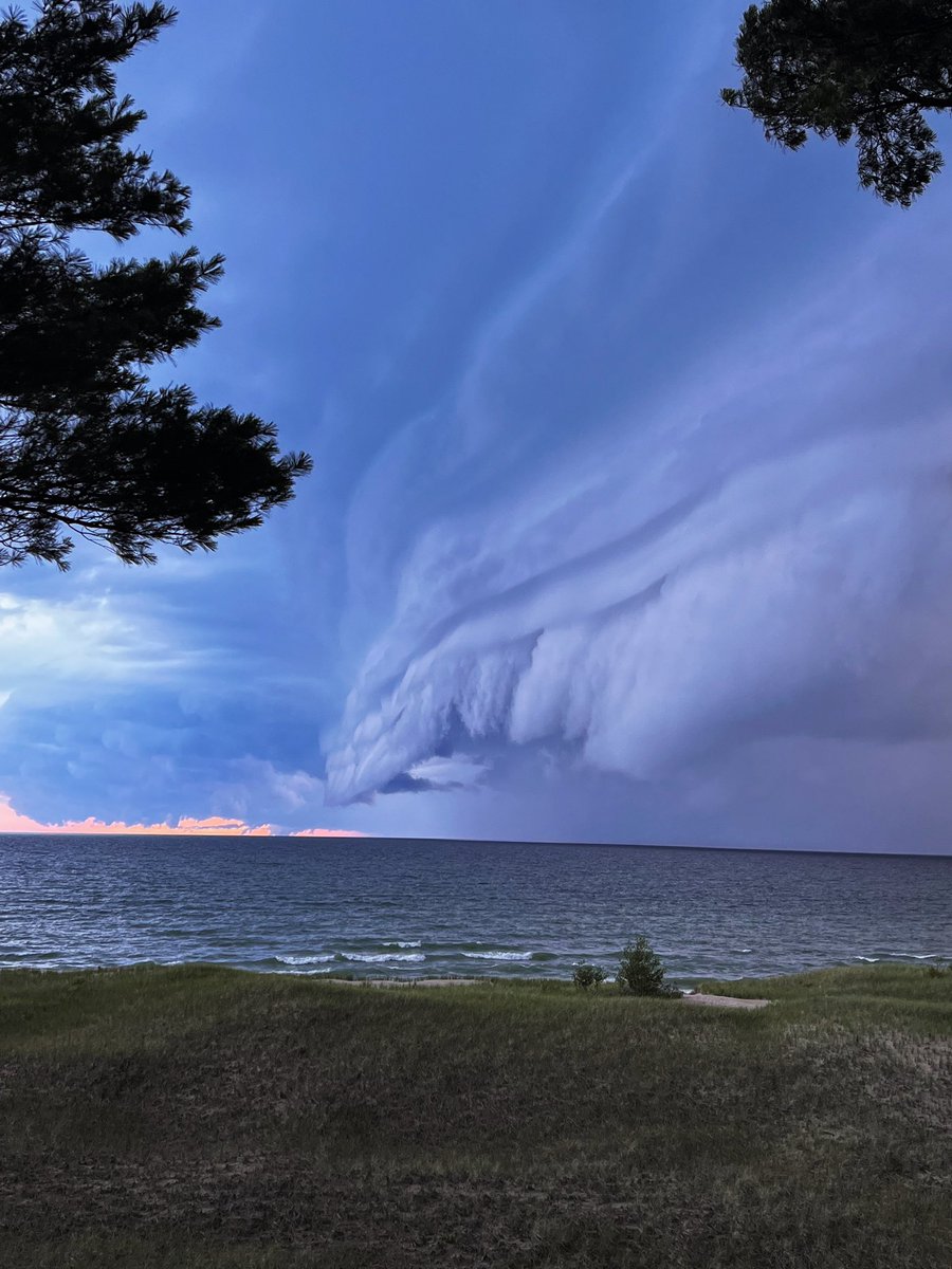 spencemccormick's tweet photo. lake michigan shelf clouds stay undefeated #wmiwx https://t.co/aKqJ2rc7Vp