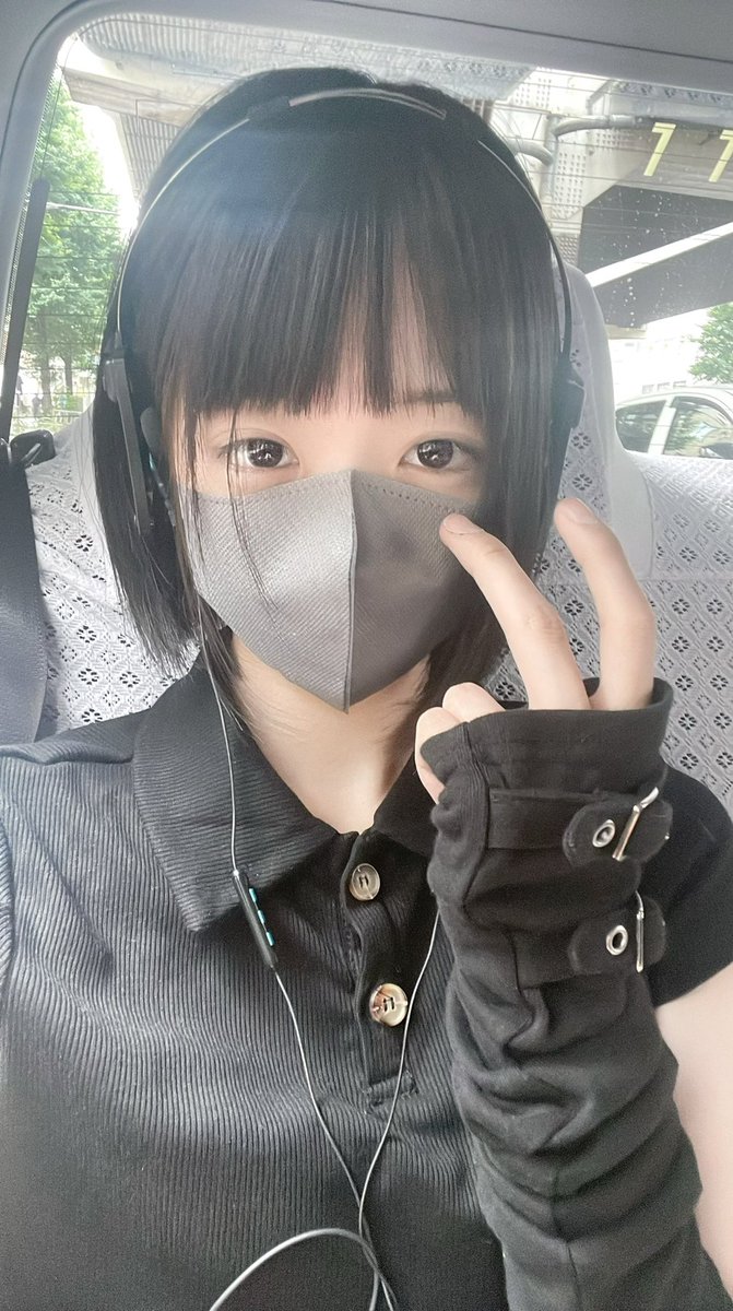 すっぴんですか 目ヂカラ半端ない あのちゃん 黒ずくめの 裏ピース ショットが話題に ローリエプレス