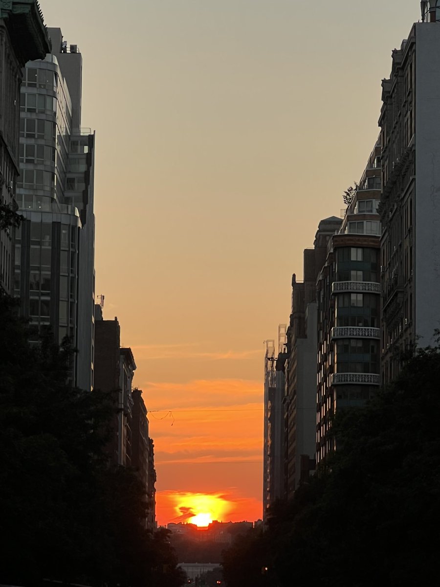 mcapiraso's tweet photo. #ManhattanHenge 8:18pm
#sunsetphotography
#sunsetnyc #nyc 💛 https://t.co/R4eTz48vJk
