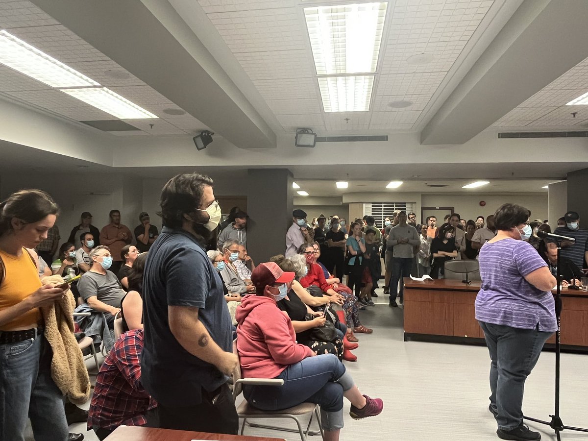 andreiaudet's tweet photo. Les citoyens de Rouyn-Noranda présents à la séance du conseil municipal continuent de s’exprimer concernant l’enjeu de la qualité de l’air dans la ville. #rcat https://t.co/Y6Kc5wJ4Td