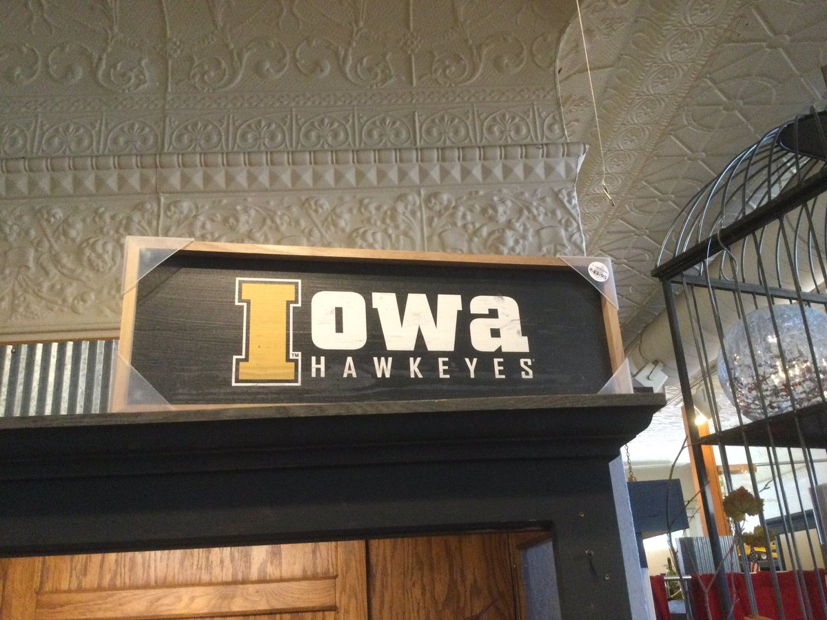 schloobBob's tweet photo. @Talcarsino Oh no, I finally go on vacay and I’m close to enemy territory. Hawkeye stuff everywhere here in Galena 😂 https://t.co/7Qt6KdZBH4