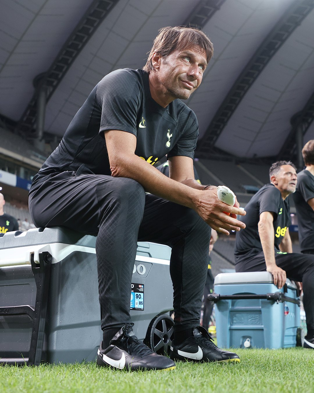 Ekspresi pelatih Tottenham Hotspur, Antonio Conte saat melihat anak asuhnya berlatih.