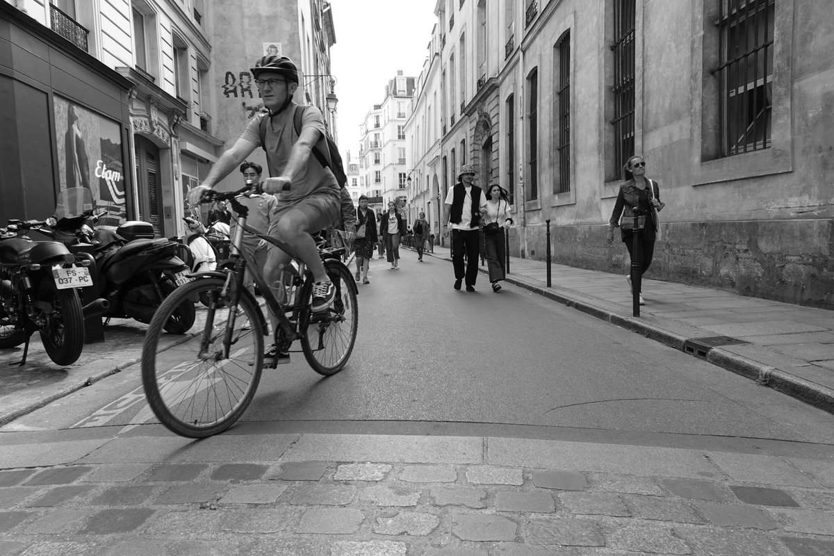 falkswagen's tweet photo. #Paris https://t.co/VEzbeLNAax