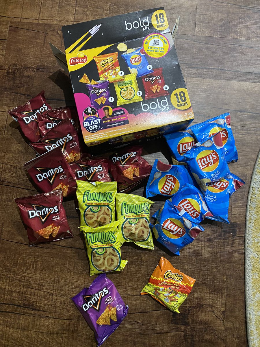 NothingTewIt's tweet photo. @Fritolay y’all playing with these boxes now. Three boxes and not one had what really should have been in there. Just take the count off if that’s the case. Say 18 assorted chips. https://t.co/wecJXQntEa