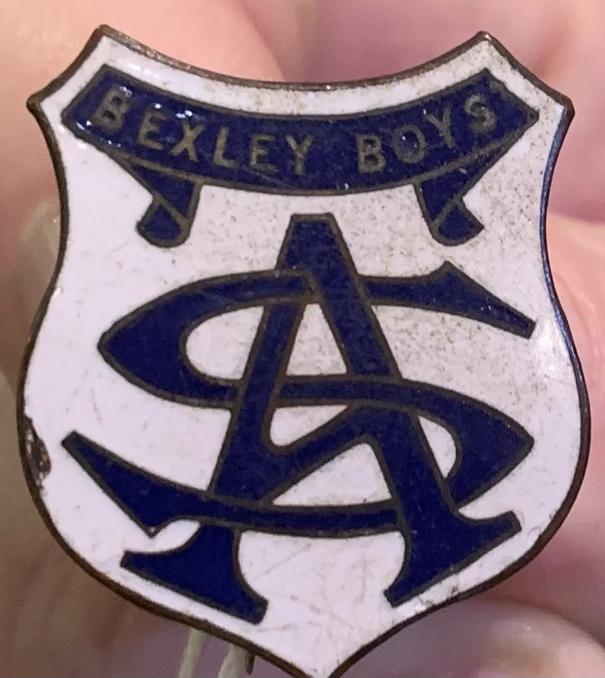 Clannies & supporters can you keep an eye out for thus unique #badge from #SalvationArmy #Salvos #Boys’sHome Bexley NSW 
We would ❤️ one for the Australian #OrphanageMuseum #Geelong 

#CareLeaverHistoryMatters