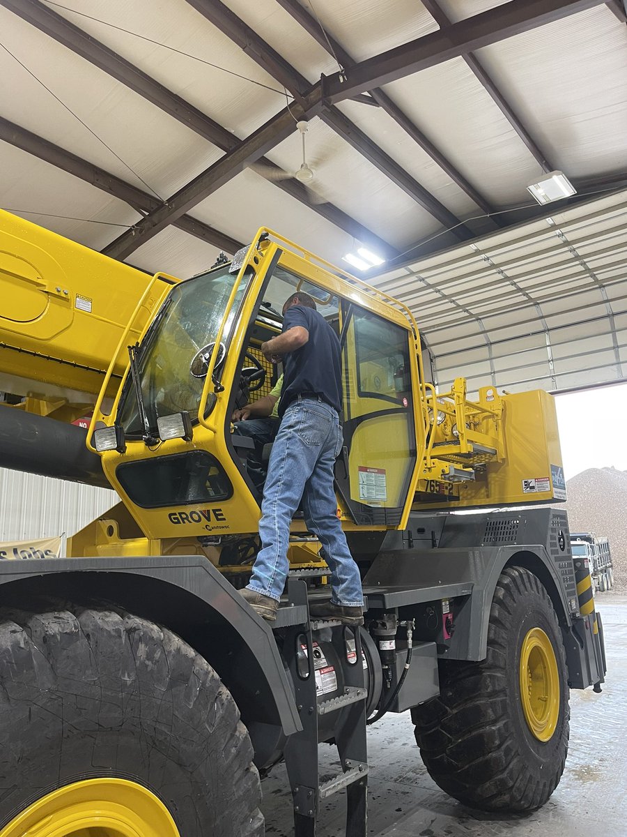 CodyLongCranes's tweet photo. Recent Grove RT765E-2 delivery for a sand and gravel Company in southern IN! Was a wet day but we got it done and enjoyed some wings after! https://t.co/d4dOMHCCjk