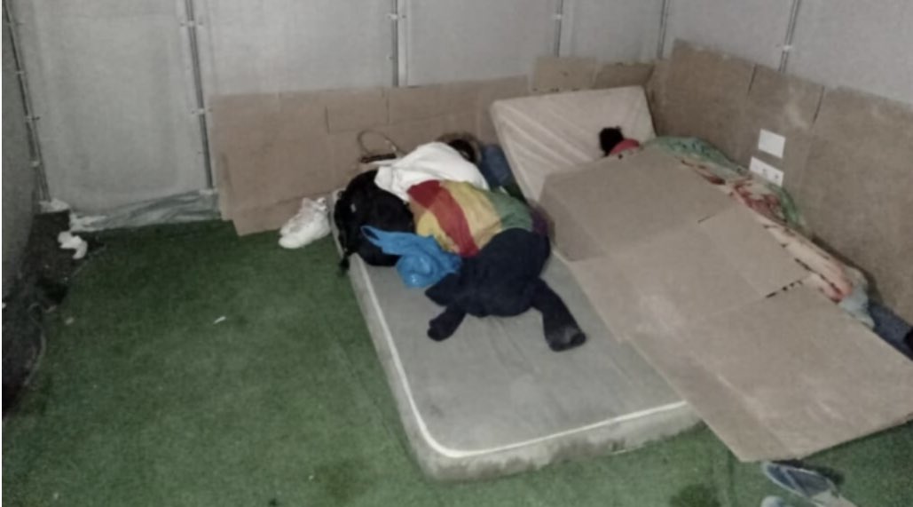 joseantoniokast's tweet photo. Asi duermen los niños que ingresan de manera ilegal al Chile de Gabriel Boric. Tapados con un cartón, con temperaturas bajo cero.

Este gobierno no expulsa a extranjeros ilegales. Los deja entrar y viola los derechos humanos de niños y adultos brutalmente.

Izkia debe renunciar! https://t.co/jRVvkYHJBV