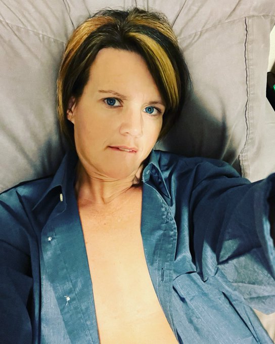 Feeling lonely, need some attention😉 https://t.co/ugOwrhpBHM