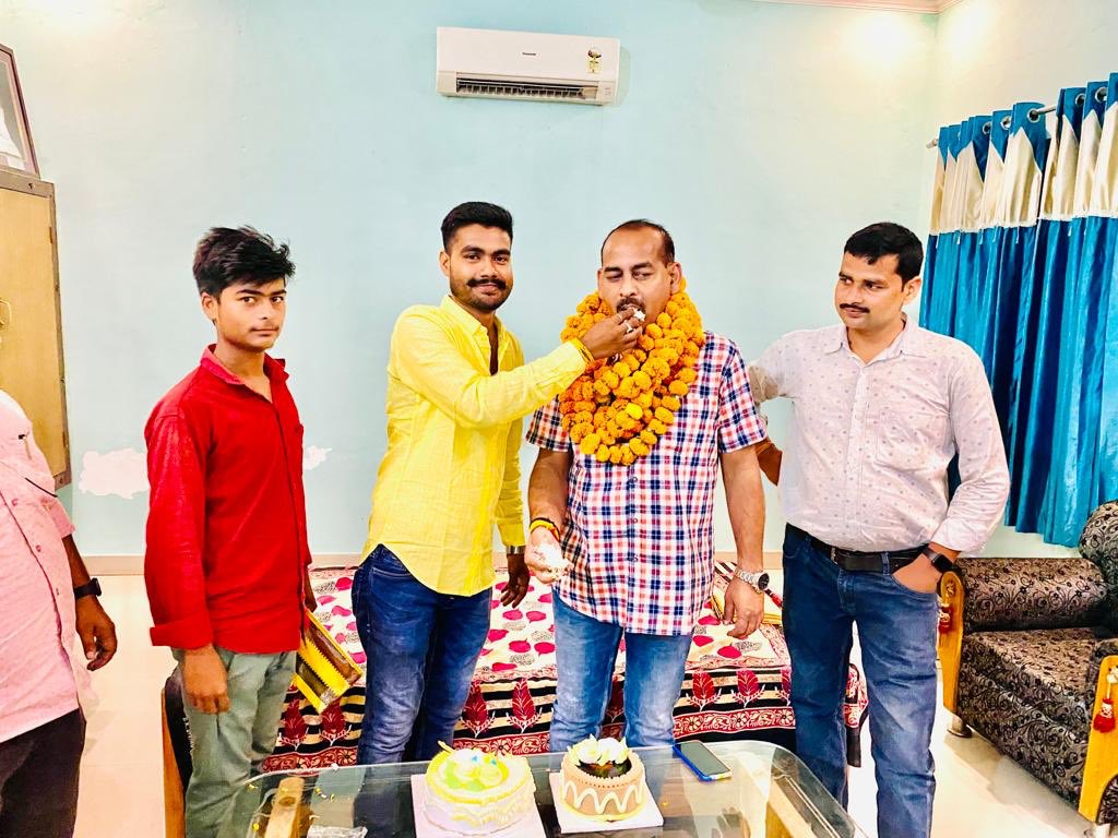 क्षेत्रवासियों का प्यार, जीवन का अमूल्य उपहार !
प्रभु इतनी कृपा रखना, खरा उतरूँ इनके विश्वास पर हर बार !!
सुप्रभात, जय सियाराम 🙏
