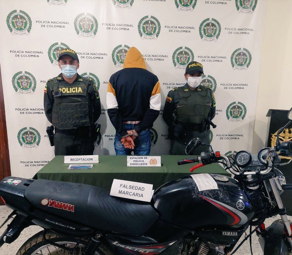 PoliciaBmanga's tweet photo. A través de los #PlanesExpress en el barrio Cabecera del llano de #PiedcuestaMásSegura, con #MiPolicíaDelCuadrante capturamos a un hombres por 3l delito de receptación y falsadad marcaría. #ImplacablesContraElDelito https://t.co/ocA3KWeewc
