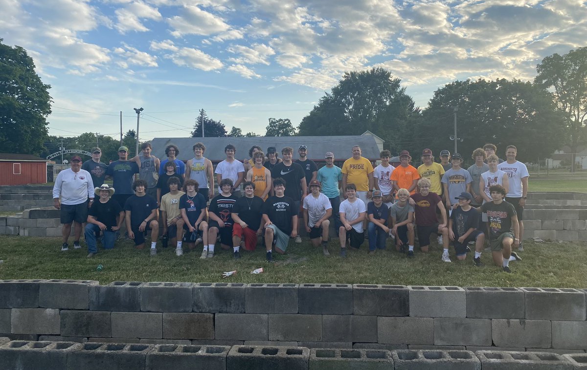 GoDutchFootball's tweet image. The program gave back tonight to a community that gives so much to them!  The pits are up and ready for the Manchester Chicken Broil this Saturday…