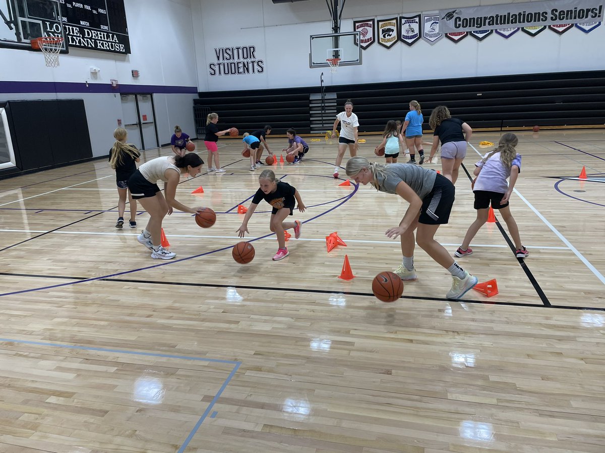 GirlsBolts's tweet photo. Great first night of you youth camp. Love seeing all the kids getting better! https://t.co/jXAz9OGbEh