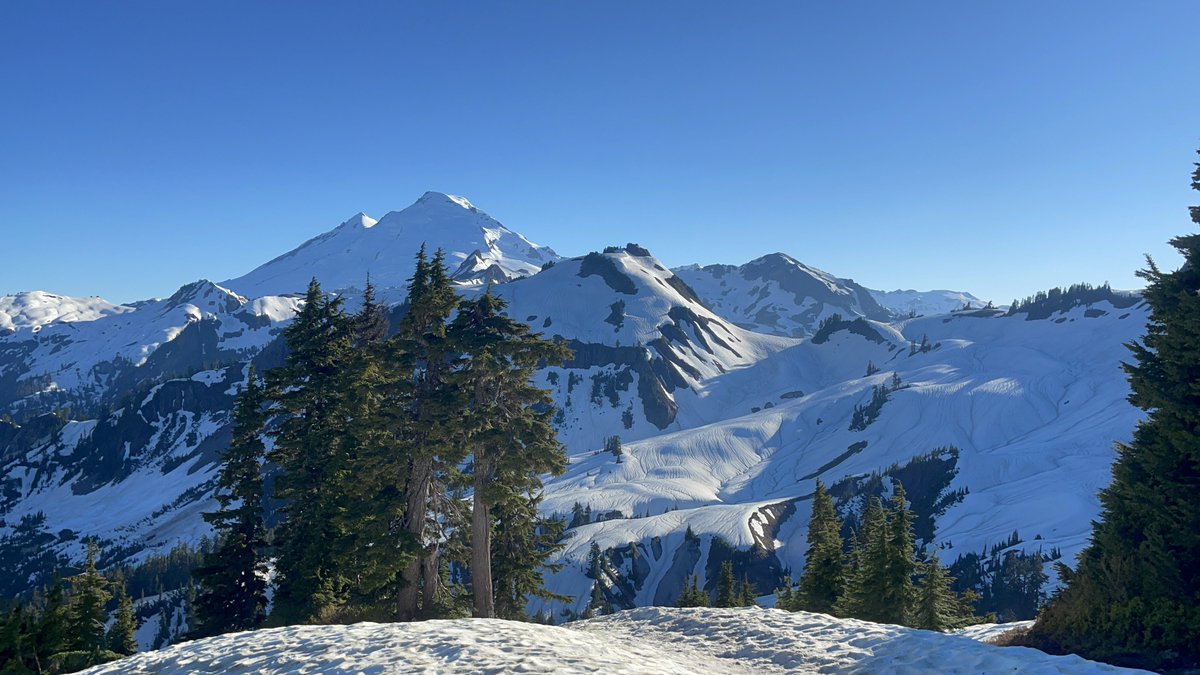 The views from Artist Point tonight 👌 Can’t get any better then this PNW #wawx ☀️ 🏔 Mt.Baker