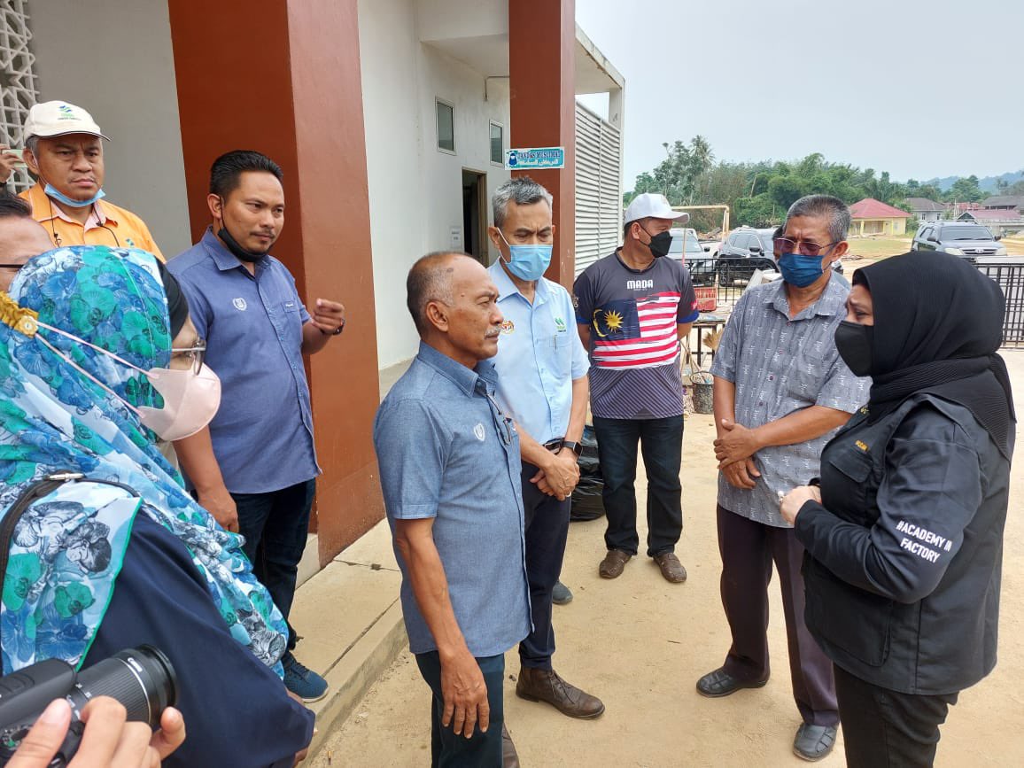 LPP_Kedah's tweet photo. MAFIPRIHATIN . 
Bantuan kpd mangsa banjir di Baling, Kedah...
9 Julai 2022
#lppmalaysia #keluargapeladang #MAFIPrihatin #banjirbaling #baling #balingbanjir #lppkedah https://t.co/TN3l5eInO4