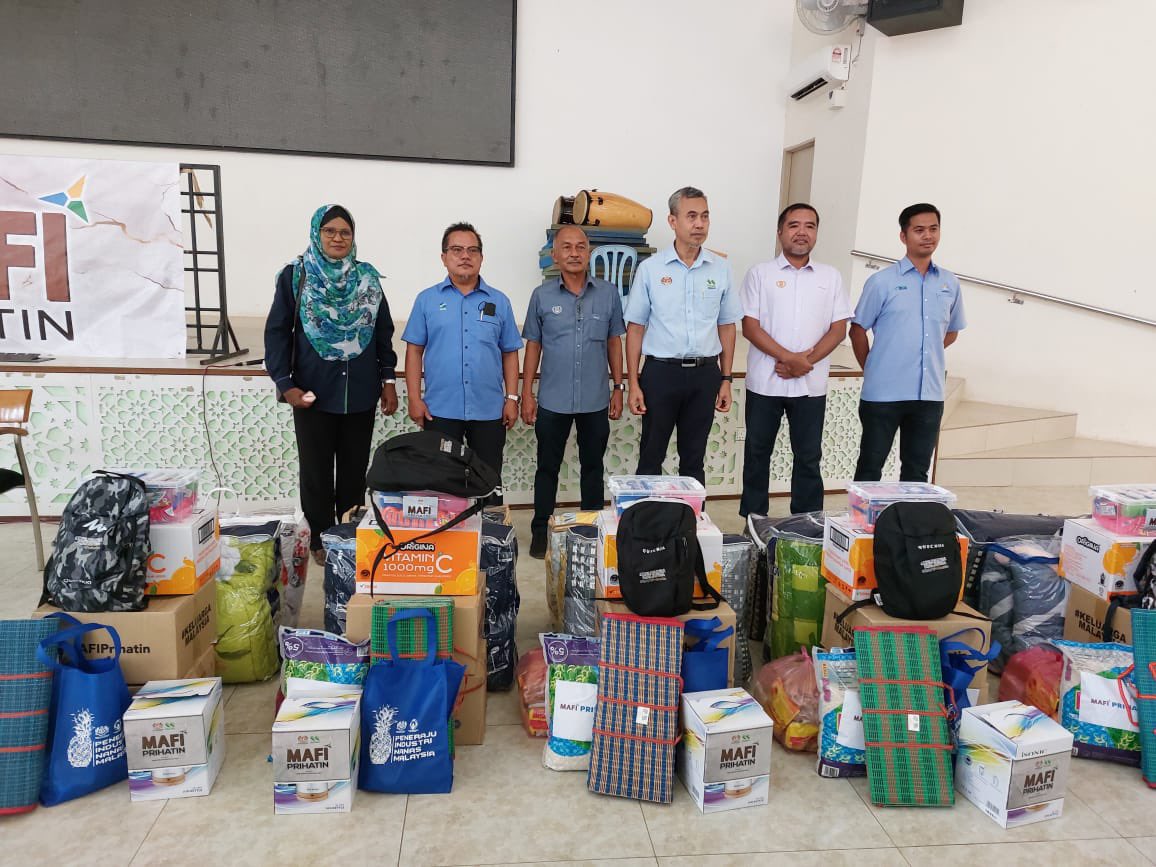 LPP_Kedah's tweet photo. MAFIPRIHATIN . 
Bantuan kpd mangsa banjir di Baling, Kedah...
9 Julai 2022
#lppmalaysia #keluargapeladang #MAFIPrihatin #banjirbaling #baling #balingbanjir #lppkedah https://t.co/TN3l5eInO4