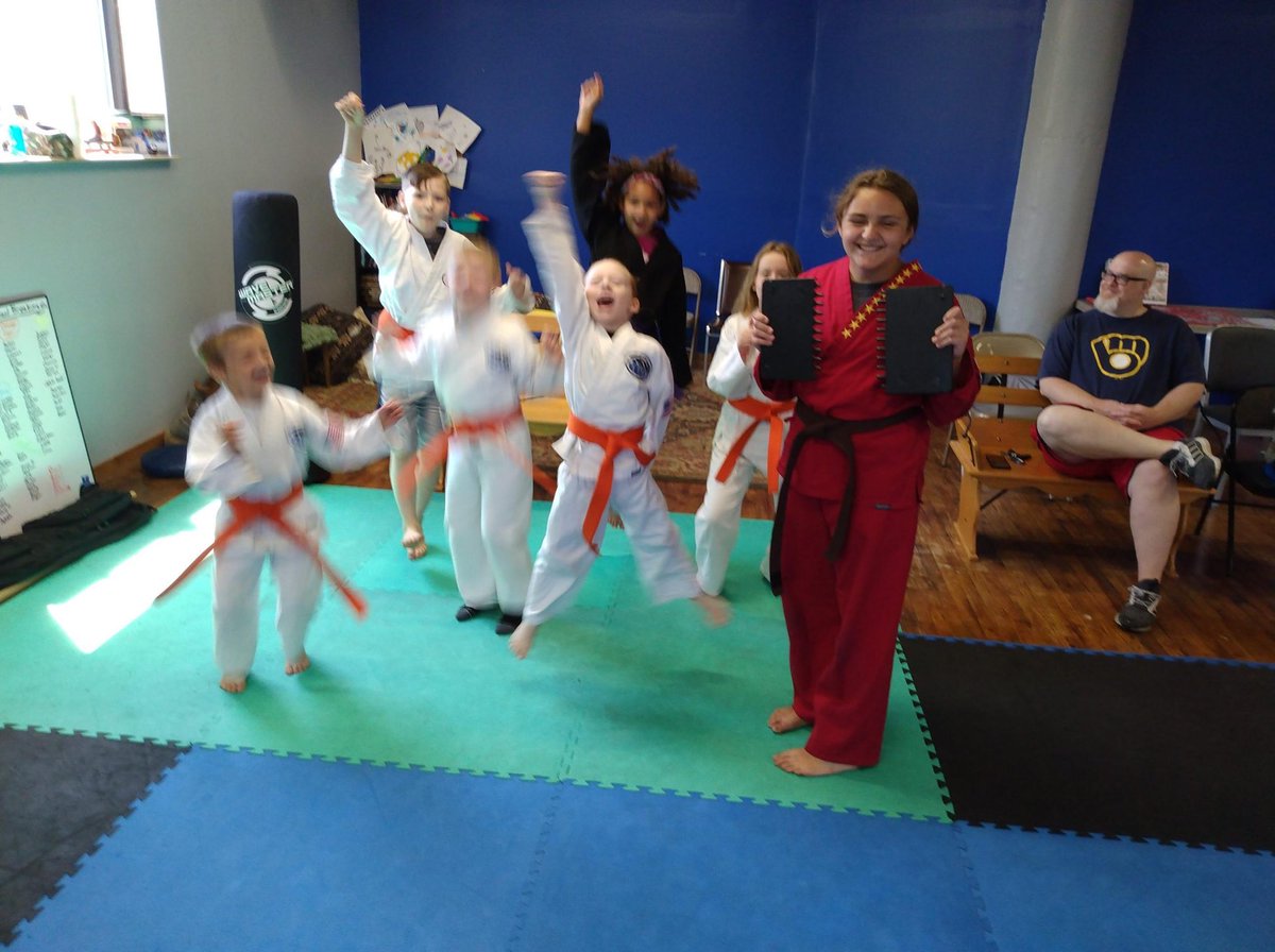 KarateTask's tweet image. Grace has groupies!