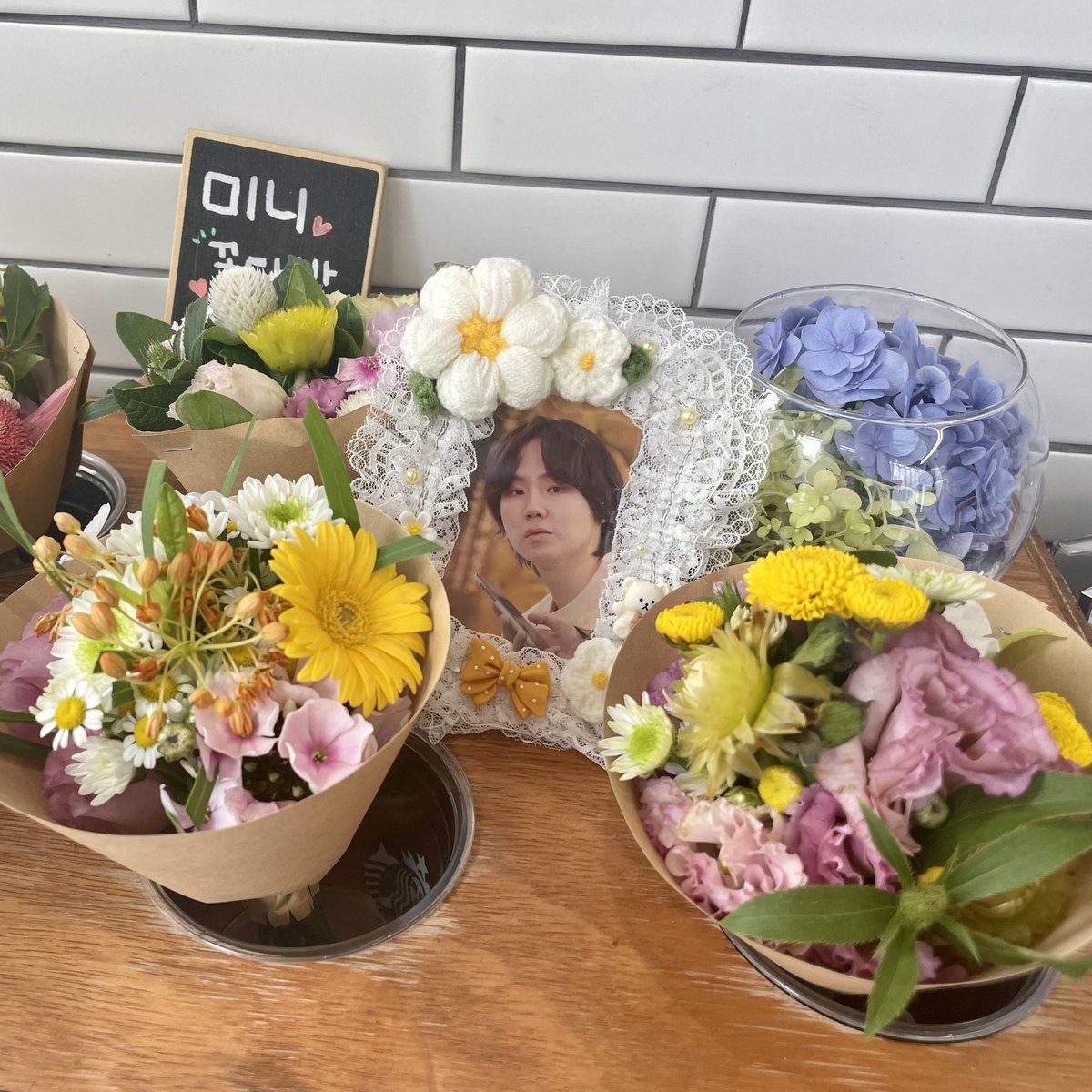 illbeabaker's tweet photo. #And_Then_There_Was_Hoppipolla
#나란히_서서_걸어갈_우리의_노래

아유 정말 뭐가 꽃인지 모르겠네😆 https://t.co/2Dqi15qWzm