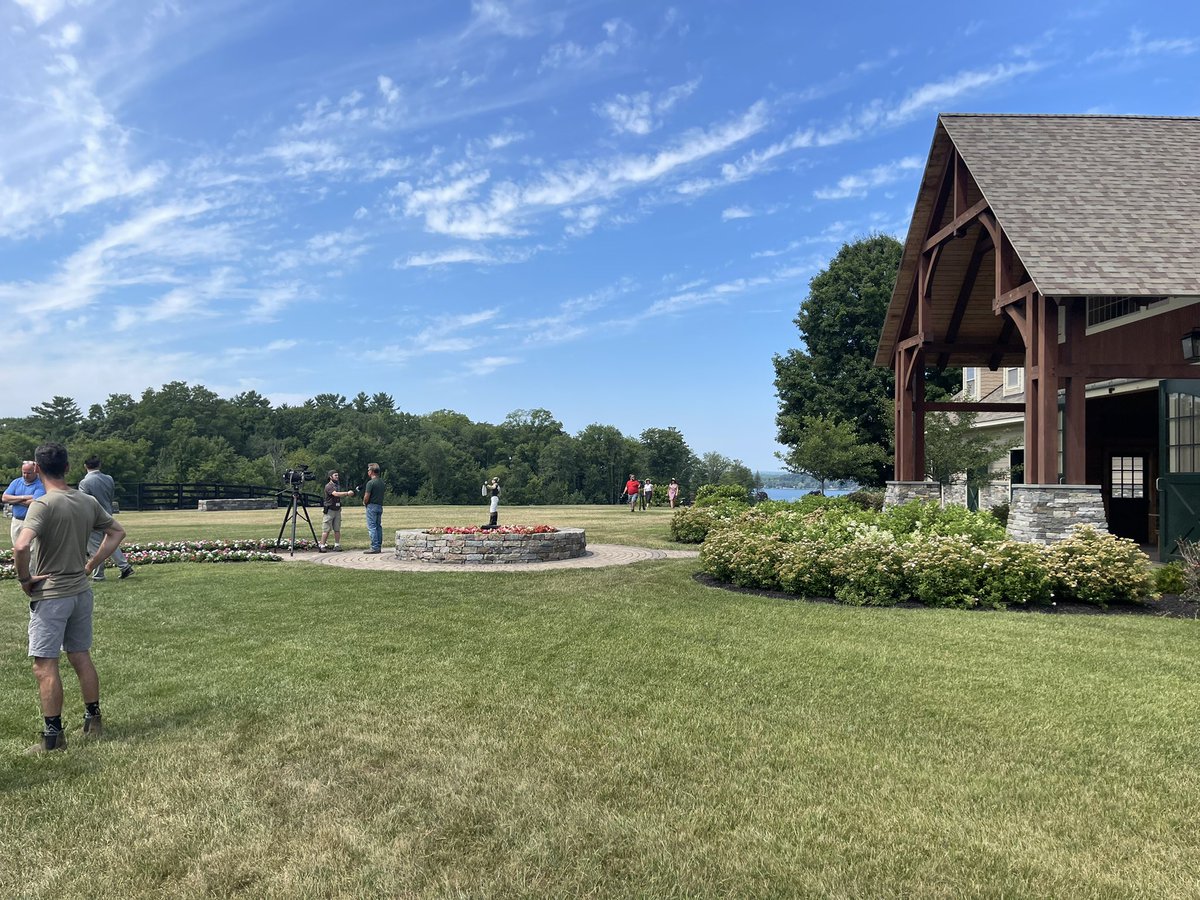 JaimeKazWatson's tweet photo. A beautiful start to the work week. Saratoga Race Course and Old Tavern Farm. We had some pretty cute company! 🐴❤️🐎🚎 https://t.co/j38oEupYKL