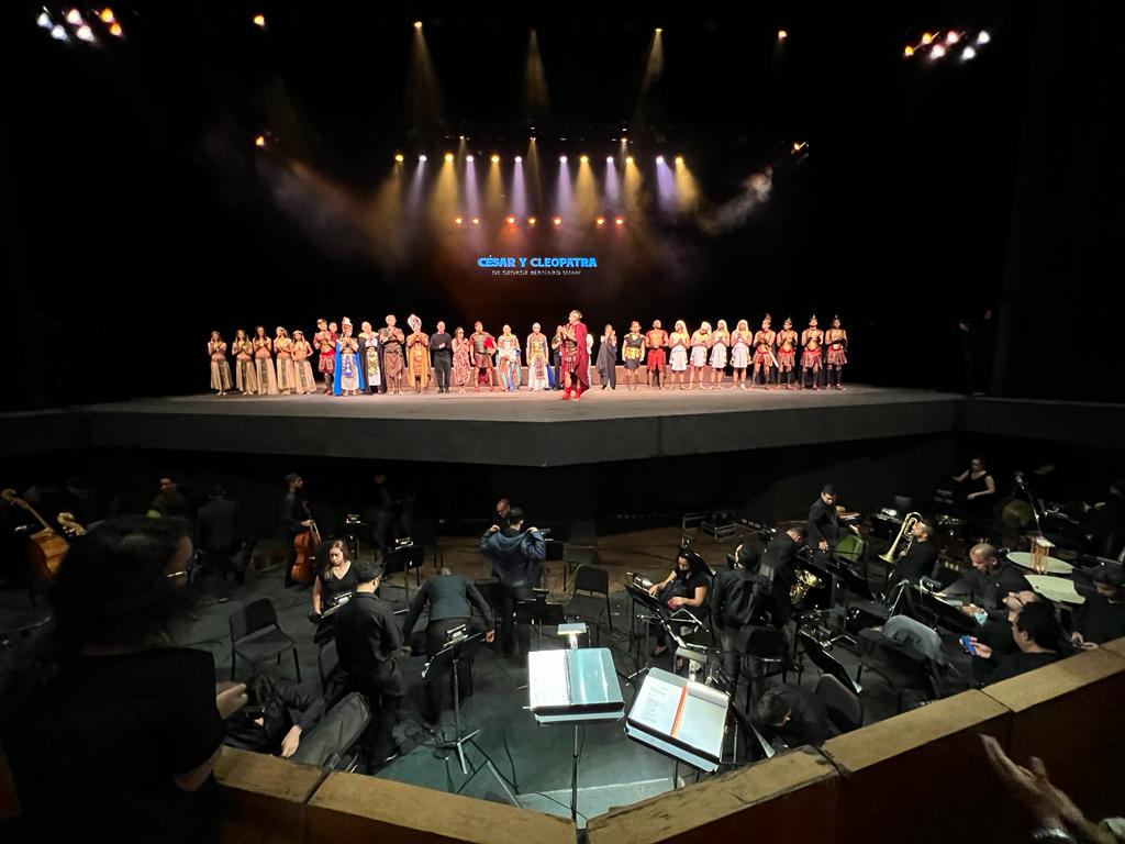 "César y Cleopatra" el aplauso. El momento donde el artista debe ser humilde y entender que no es la fama o el reconocimiento, sino el público lo que vale e interesa. Todo es por y para ellos.