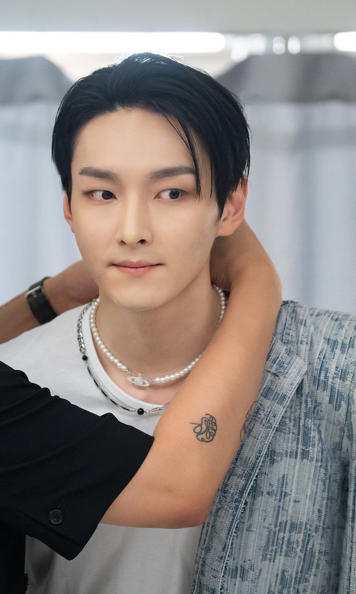 why does he look extra adorable in this pic?? 🥺
