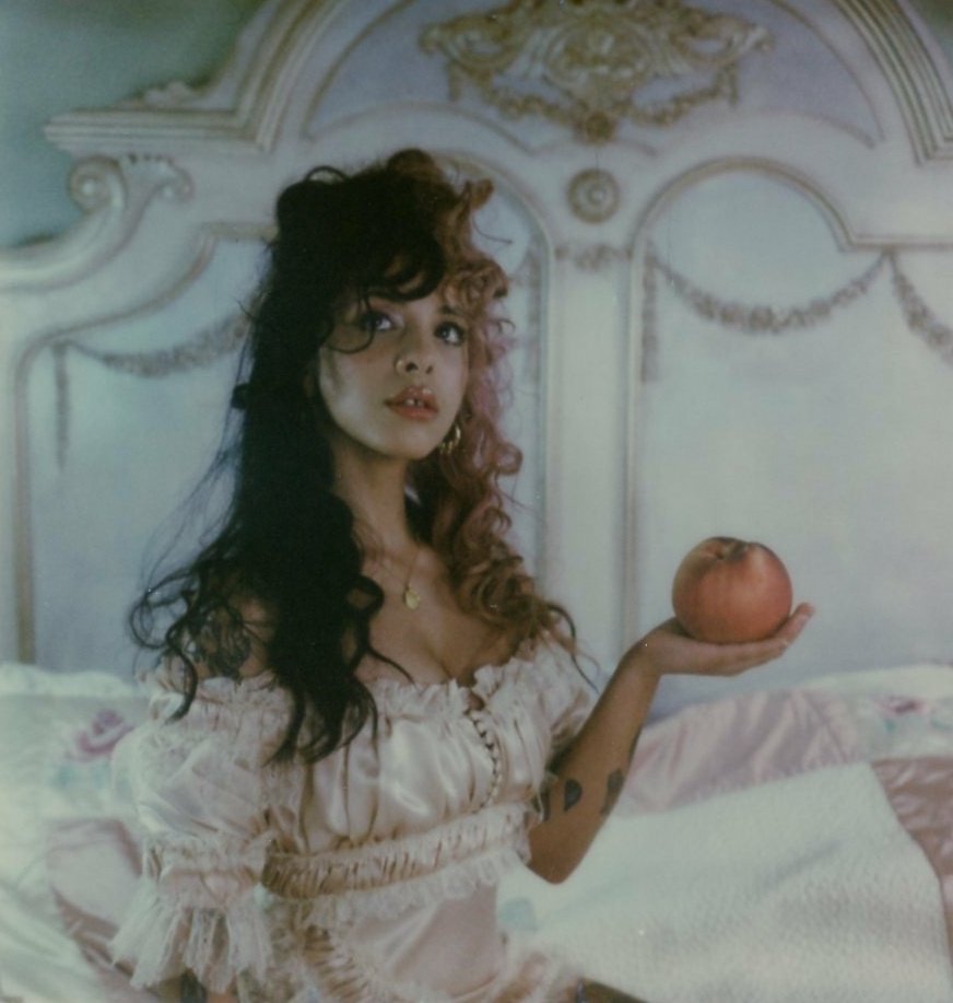 tinezpics's tweet image. Melanie Martinez isn't monalisa but it still a work of art.