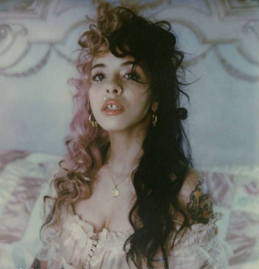 tinezpics's tweet image. Melanie Martinez isn't monalisa but it still a work of art.