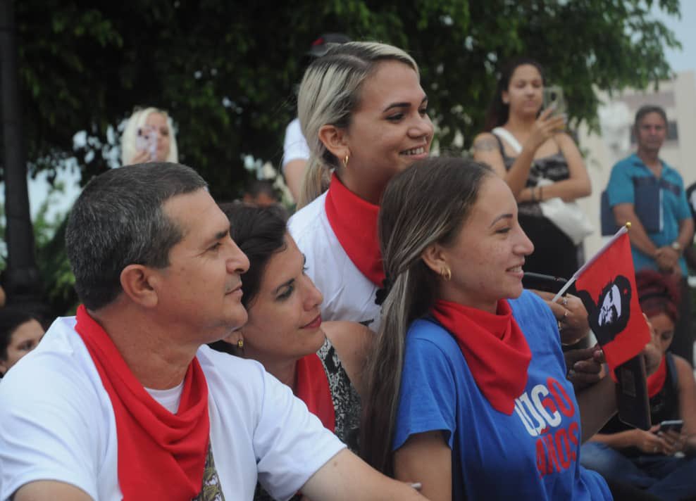 PanuelosRojos_'s tweet photo. Con la presencia del 1er Secretario de PCC en la provincia se realizó una #SentadaAntimperialista como parte las actividades que la #UJC_Holguín ha preparado en el marco de la #SemanaAntimperialista!!

#YoUsoPañueloRojo 🚩!!
#CubaPorLaPaz 🇨🇺!!
#NiTantitoAsí👌!! https://t.co/Pg9cAHOE84