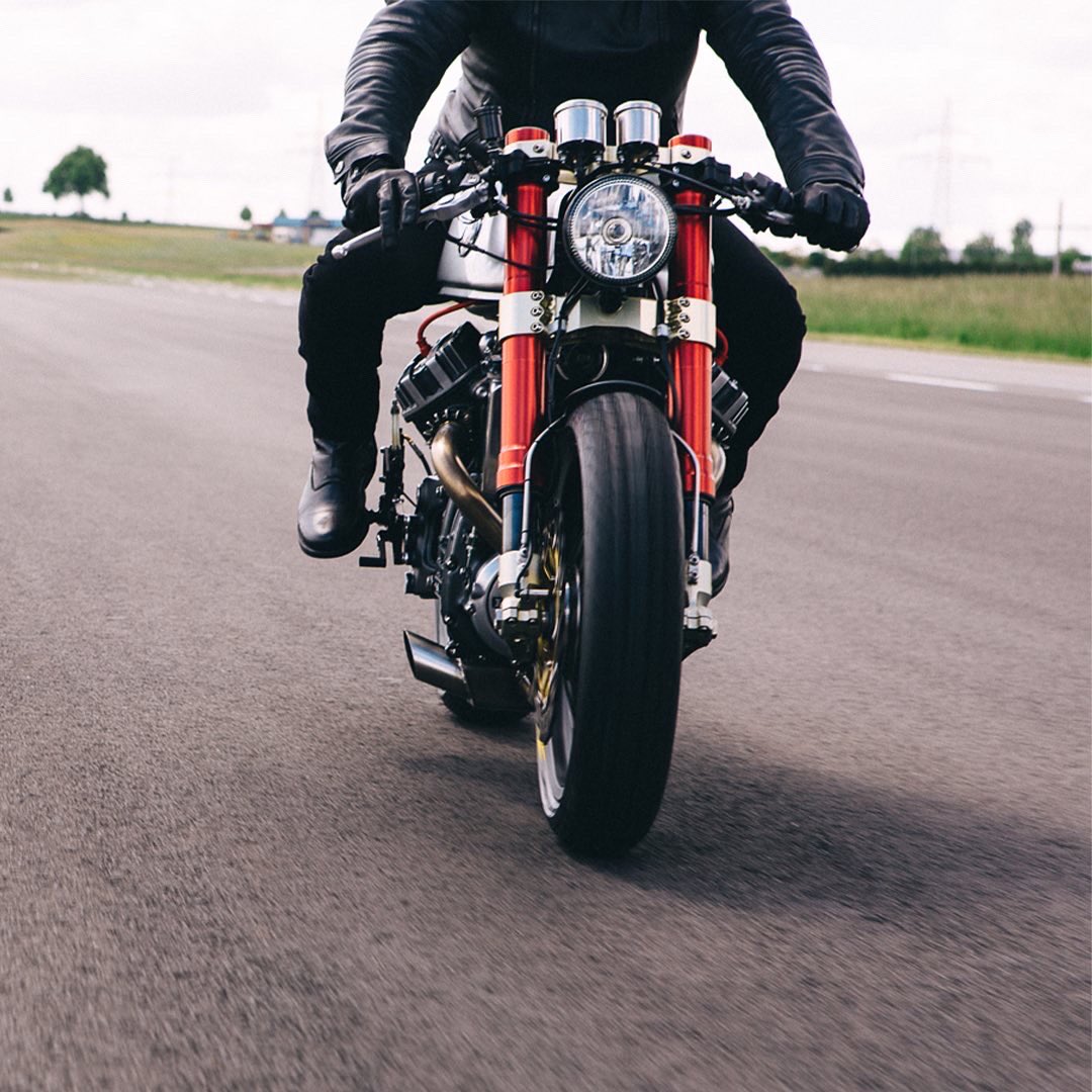 The BT01 is a pure cafe racer with a set of minimalist features that gives it a timeless and modern look!

#blacktrack #blacktracklifestyle #caferacer #instacars #instamoto #moto