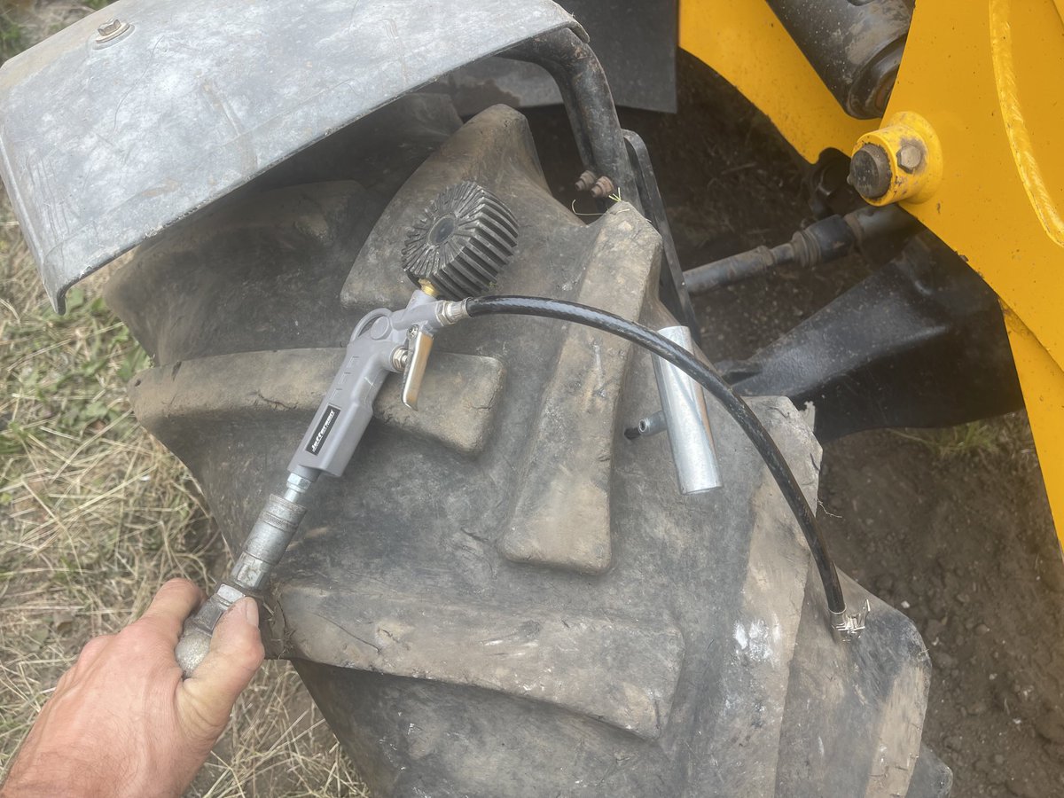 Beazle2's tweet photo. good morning when u have to start the day plugging tyre b4 work no time for tyre fitter first one don’t have much hope be calling them soon 🥲 https://t.co/NTEPAjLLPS