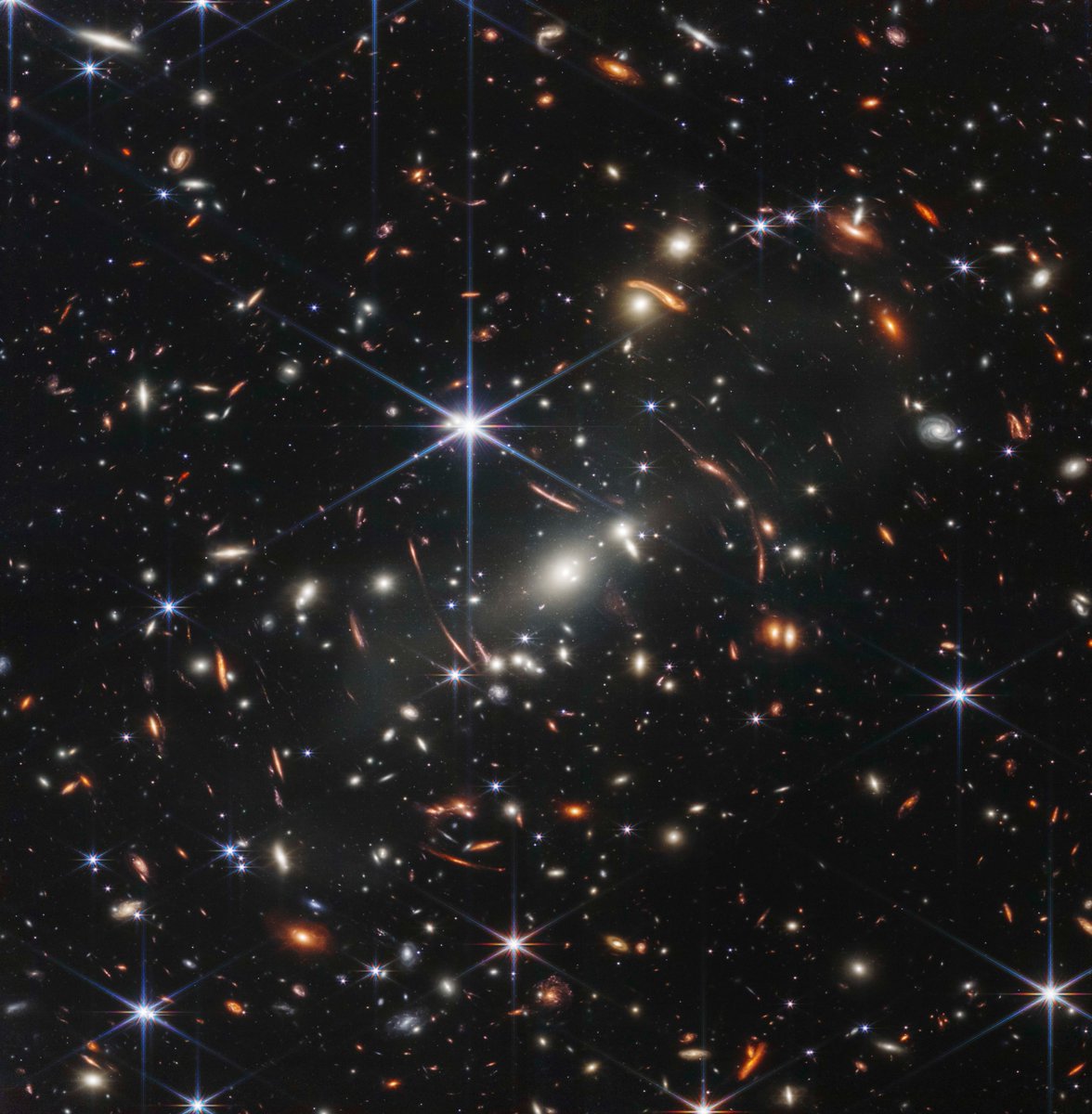 Bueno, pues ya tenemos la primera imagen del Telescopio Espacial Webb. Se la dejo aquí, si clican el enlace les baja la versión de resolución completa. Pero como siempre aquí lo interesante no es la foto, si no el "por qué" es interesante. Dentro hilo.