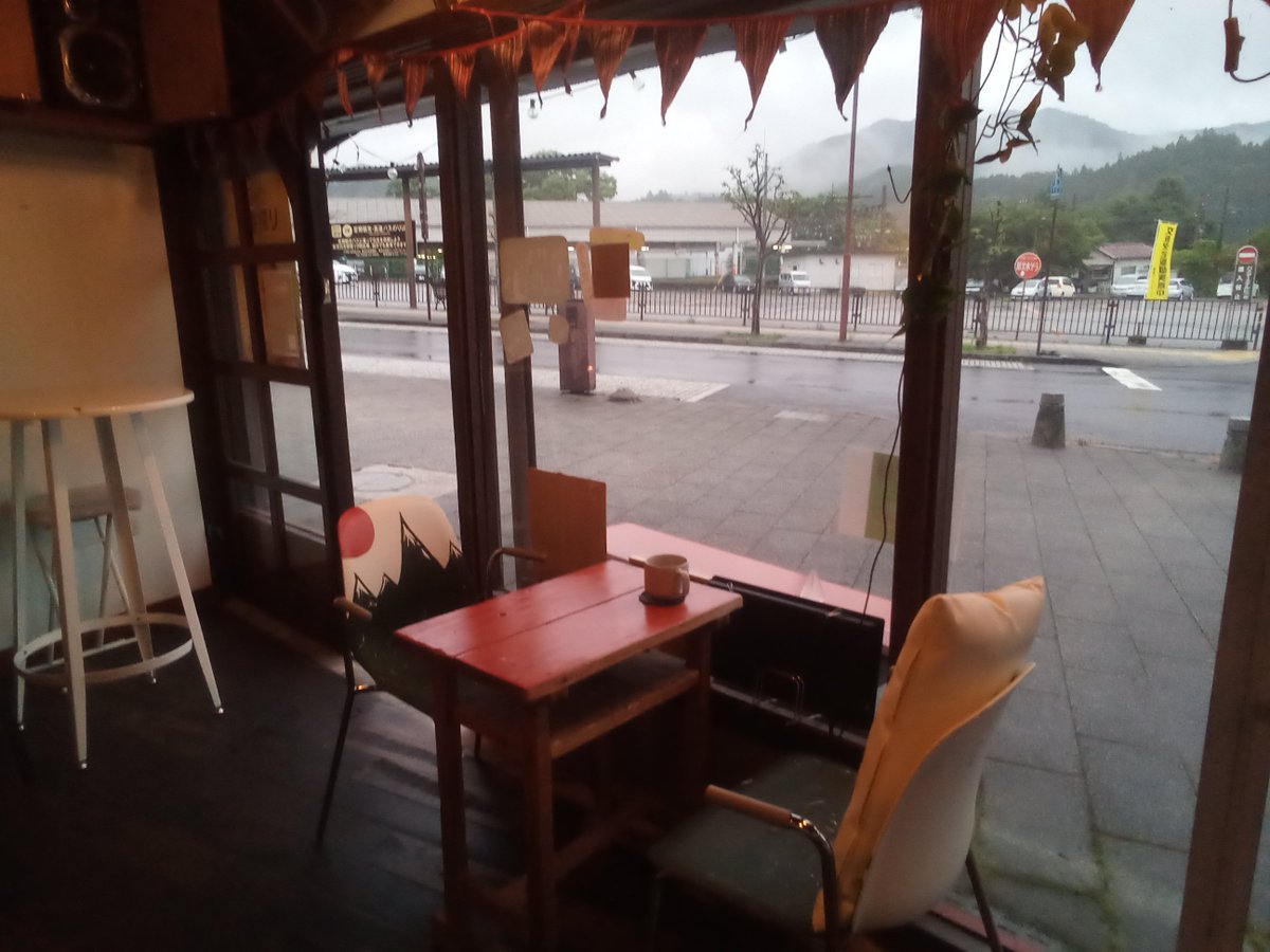 今日は1日中ずっと雨ですね☔
日光スマイルバーで雨宿りしながり楽しく飲みましょう!!🍻
本日5時からお待ちしてます😆