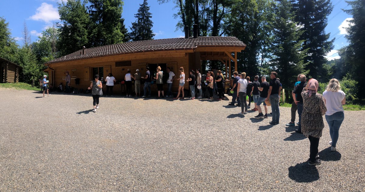Gemeinsam mit Planoalto haben wir den diesjährigen Shoppi Tivoli Teamevent geplant und durchgeführt. Rund 65 Mitarbeitende durften sich im Wald beim Kochen über dem Feuer näher kennenlernen. Ganz unter dem Zeichen «WIR».
#teamevent #erlebnispädagogik #madebyevoq