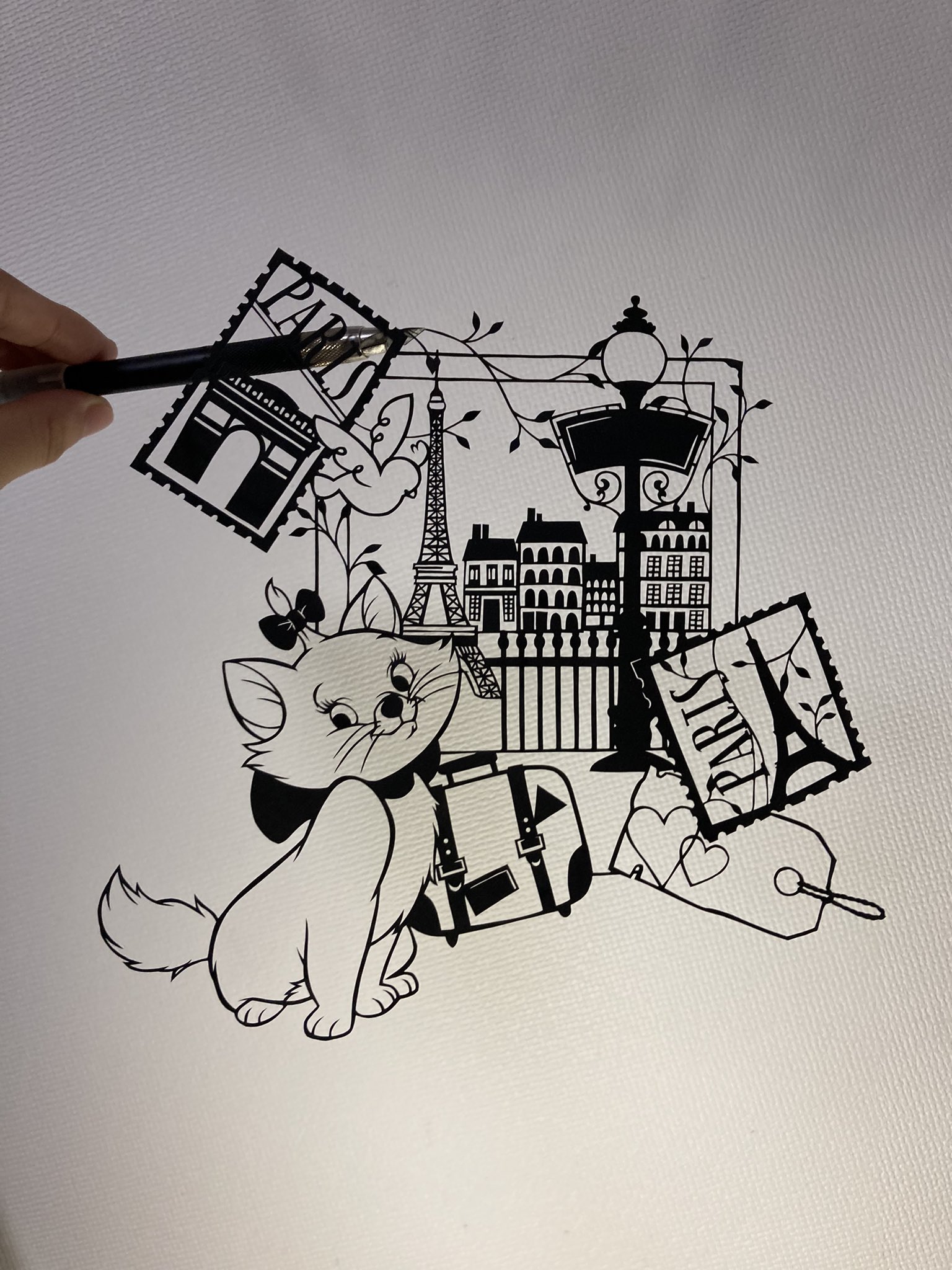 切り絵のレザ ディズニーロマンティック切り絵 より おしゃれキャット 先日 ベタちゃんに脱線した時にやっていたマリーちゃん ごま塩製造はこちらのタワー ཫ タイトル通りのオシャレな図案 だけどマリーちゃんのお顔はおヒゲ1本でのみ