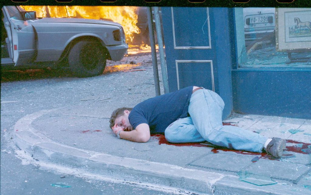 syrizolosers's tweet photo. Η ΕΦΣΥΝ, άραγε, θυμόταν αυτήν την φωτογραφία, όταν επέτρεπε σε ένα αμετανόητο τέρας να αρθρογραφήσει στην φυλλάδα της; Είστε, άραγε, με τα καλά σας; #Κουφοντινας https://t.co/YPc4HDEiDS